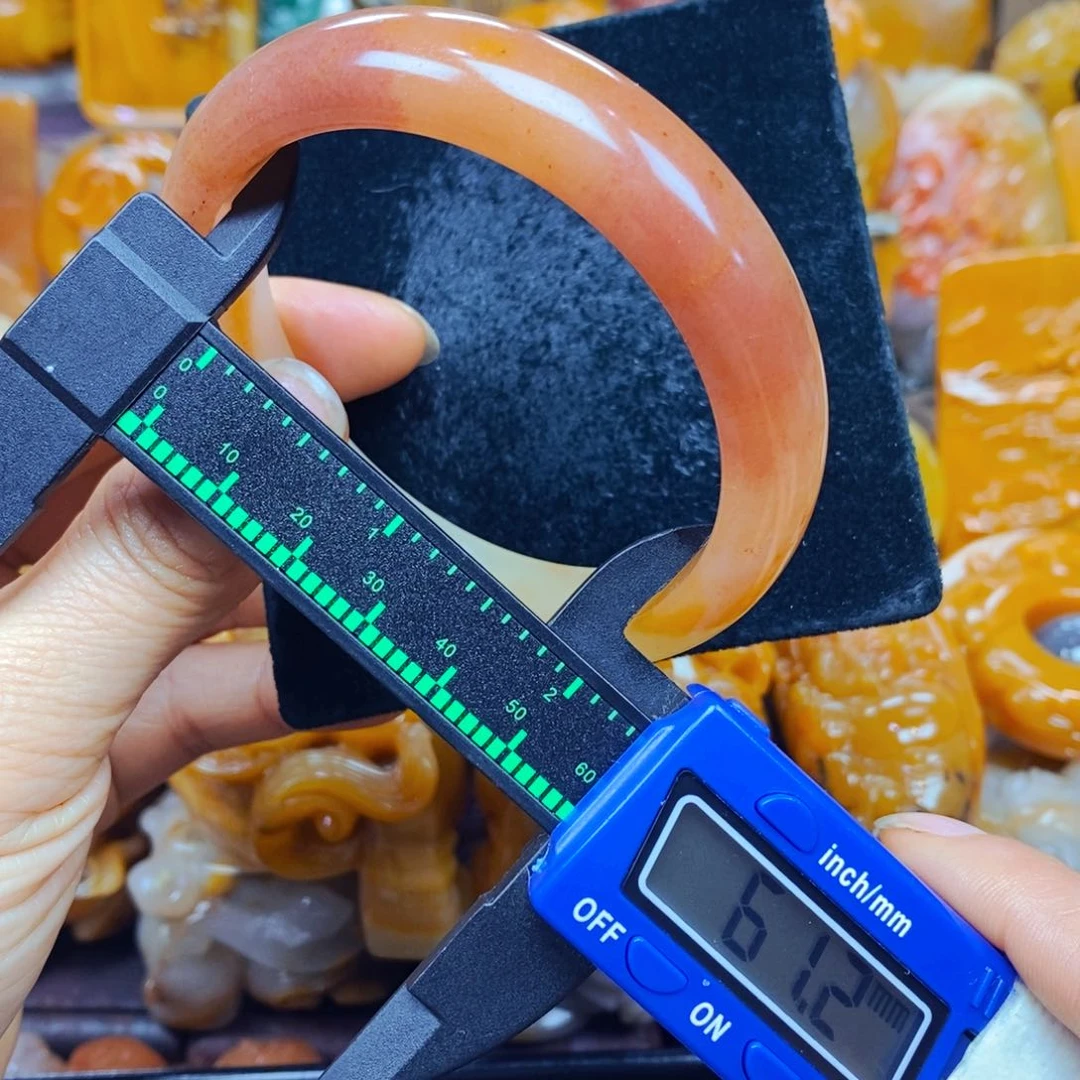 未镶嵌石英质玉（黄龙玉）颈饰