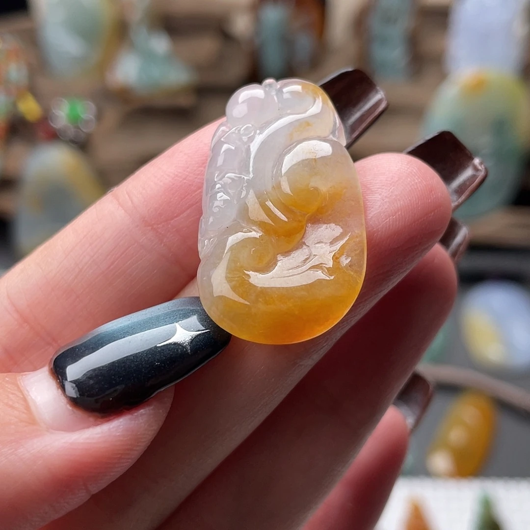 翡翠未镶嵌颈饰如意
