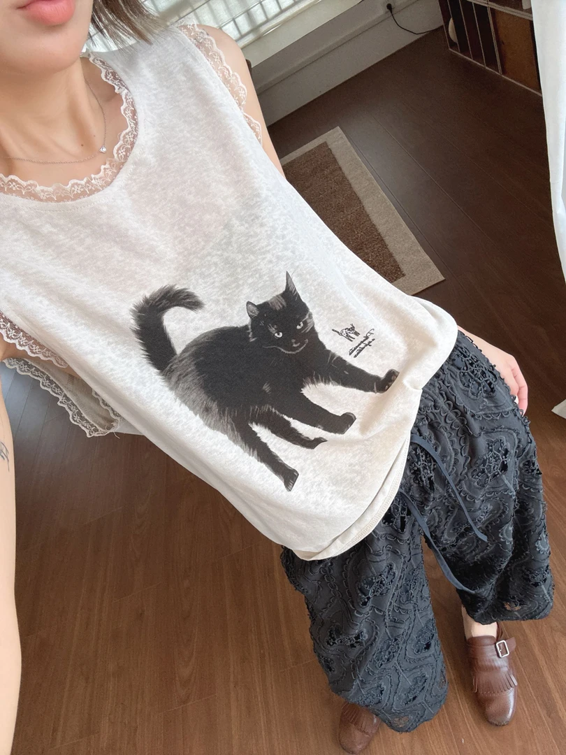 2025黑猫印花镂空蕾丝圆领花边设计感百搭宽松显瘦背心上衣女D44