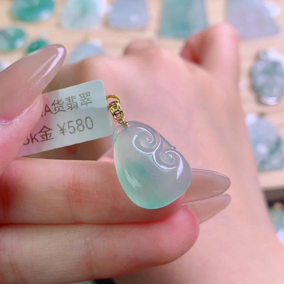 翡翠18K金镶嵌颈饰吊坠