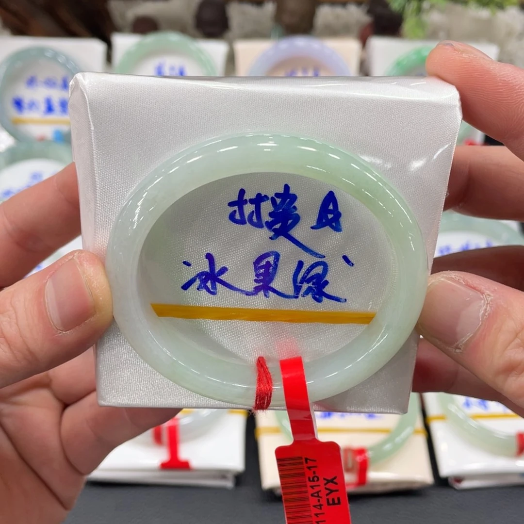 翡翠手镯未镶嵌翡翠