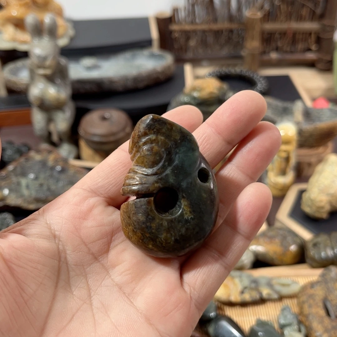 未镶嵌岫岩河磨玉（透闪石质玉）把件
