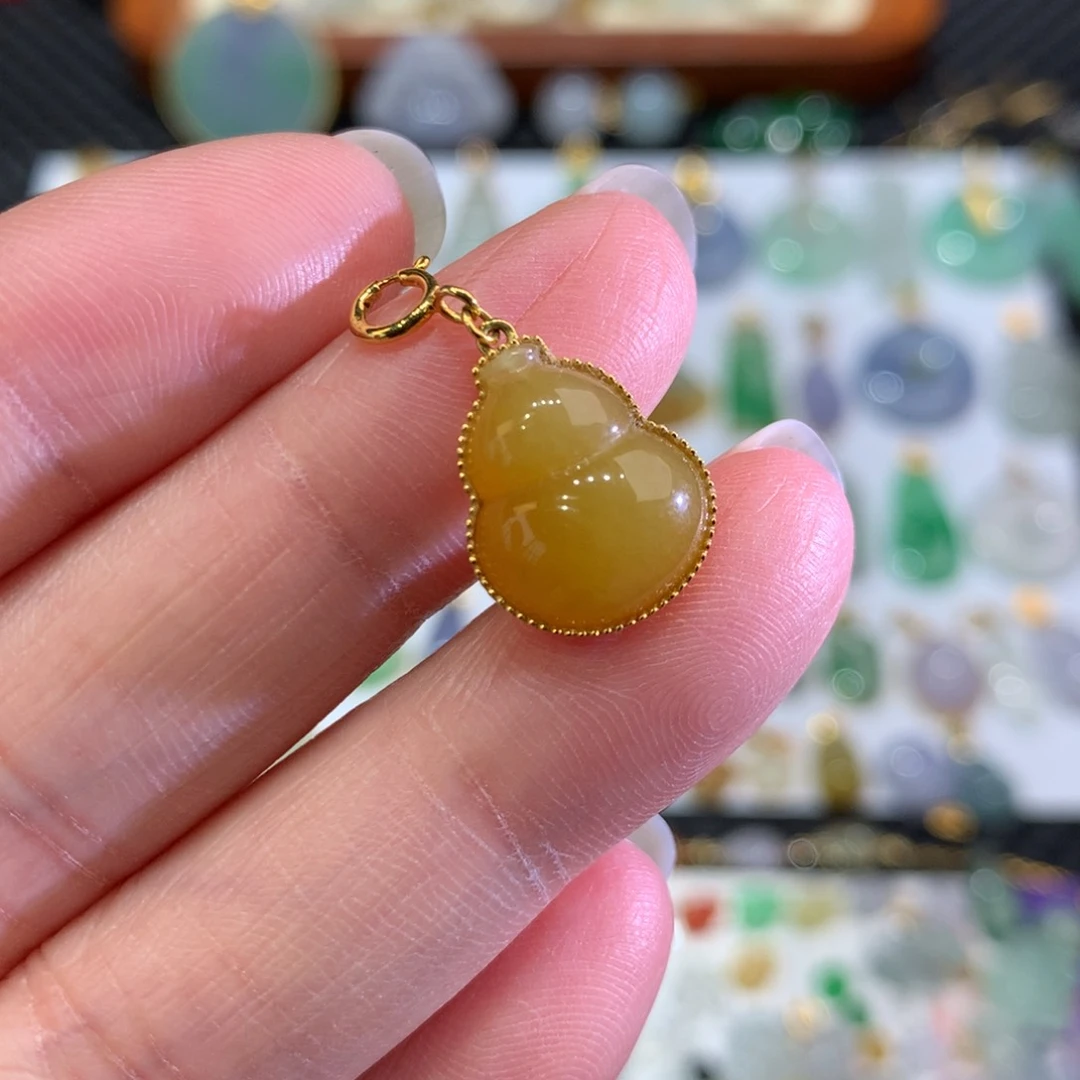 翡翠颈饰18K金镶嵌翡翠吊坠的未镶嵌