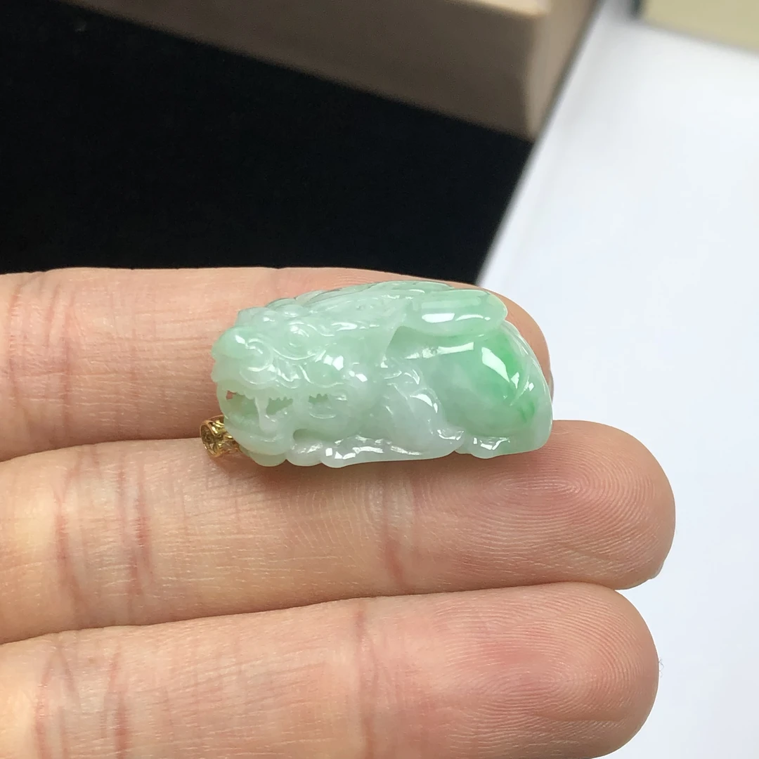天然缅甸翡翠A货 冰飘阳绿貔貅吊坠 18K金镶嵌挂坠 手工精雕