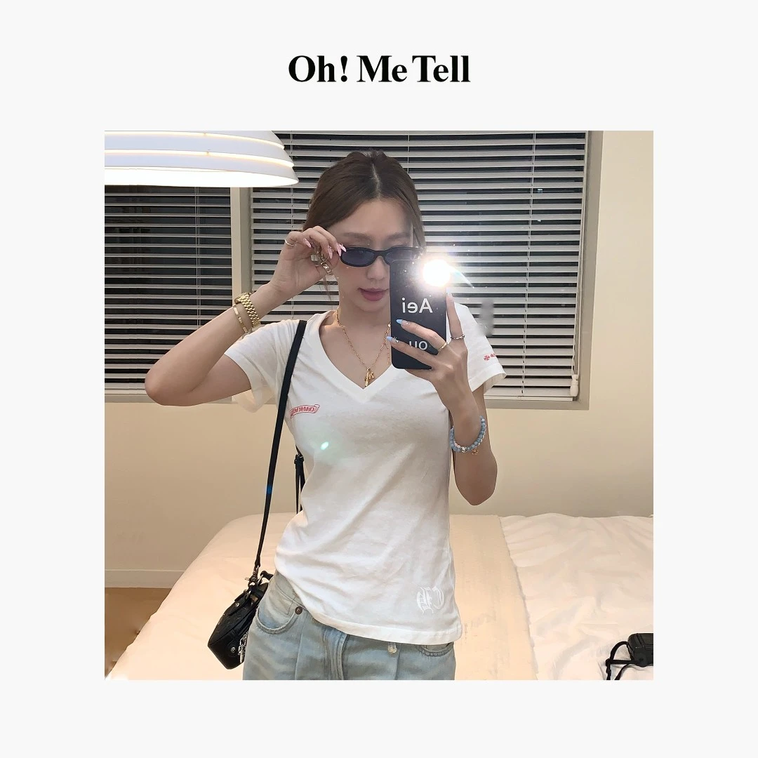 Oh！Me Tell【小克同款】梵文印花V领修身显瘦正肩短袖T恤上衣女