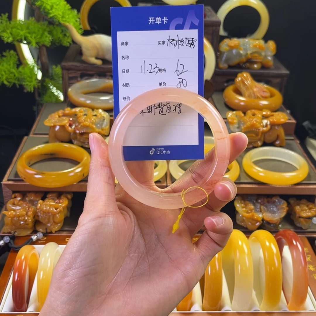 未镶嵌手镯石英质玉?****。