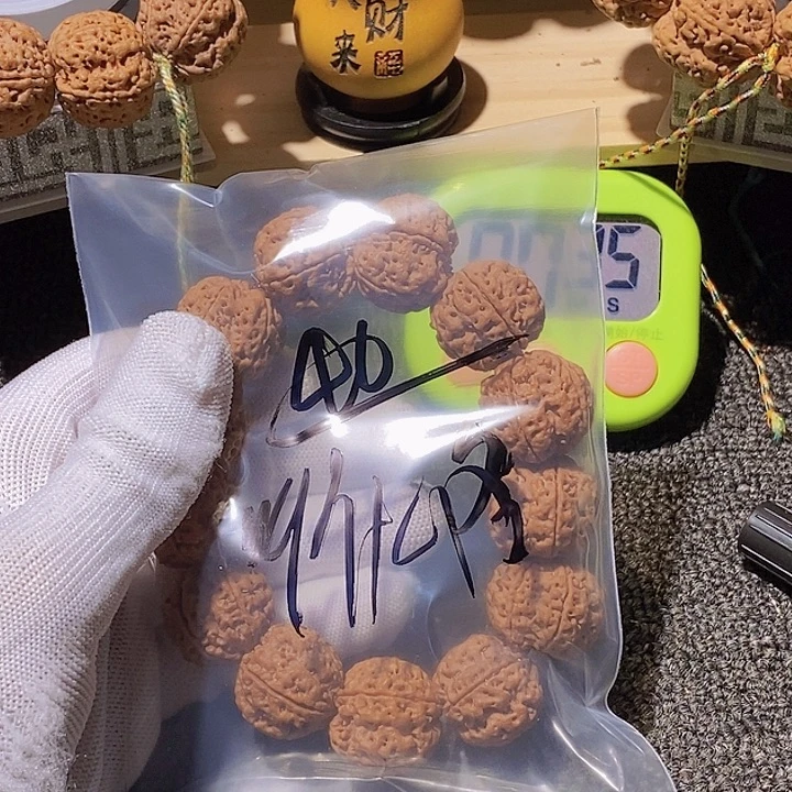 叫***呢吊坠金刚菩提这一个是在给