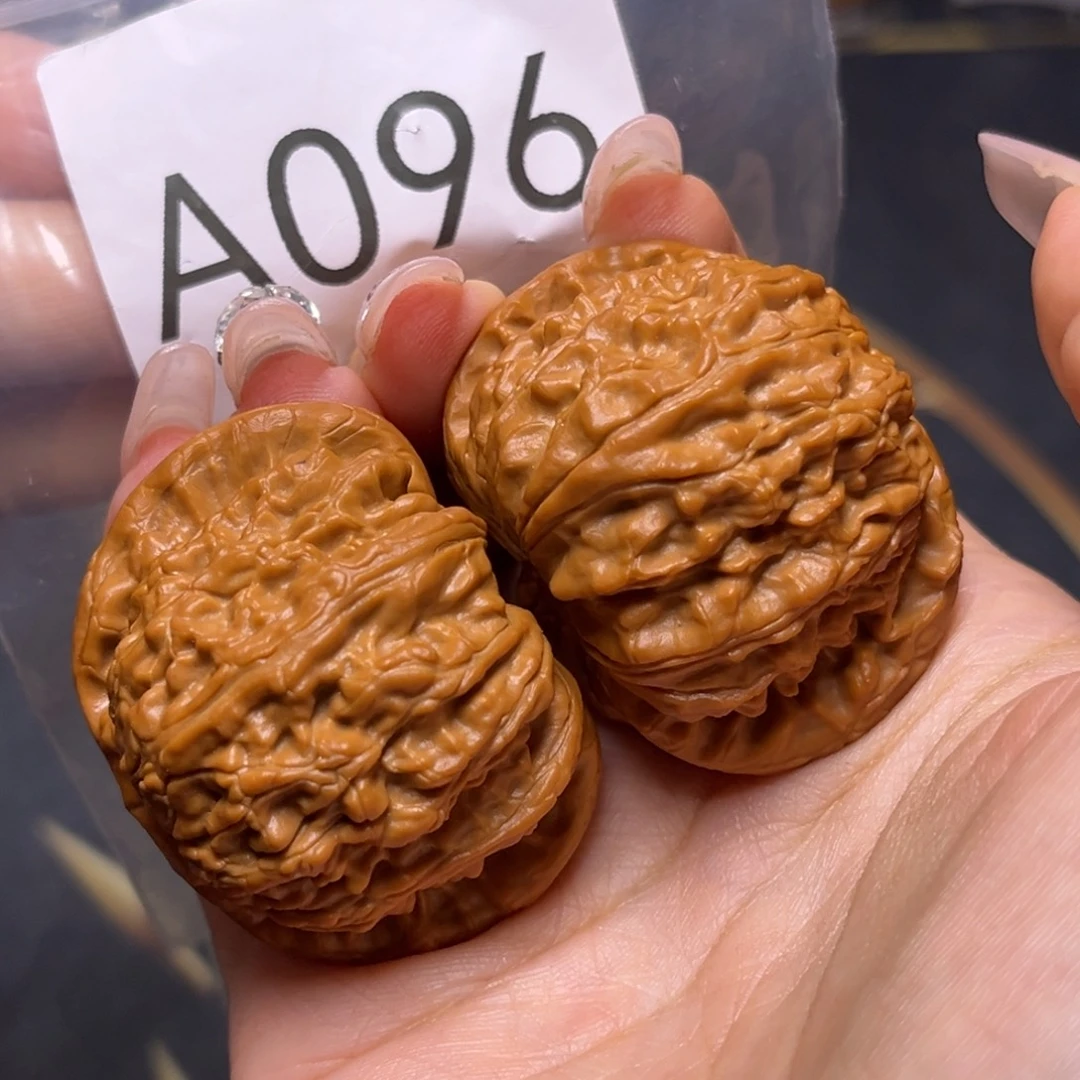 文玩核桃吊坠白狮子45.8