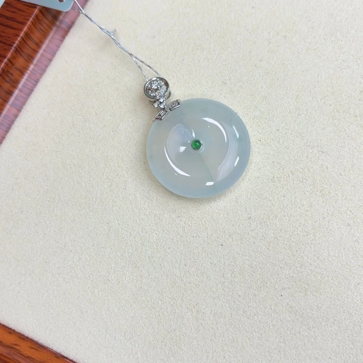 颈饰18K金镶嵌翡翠