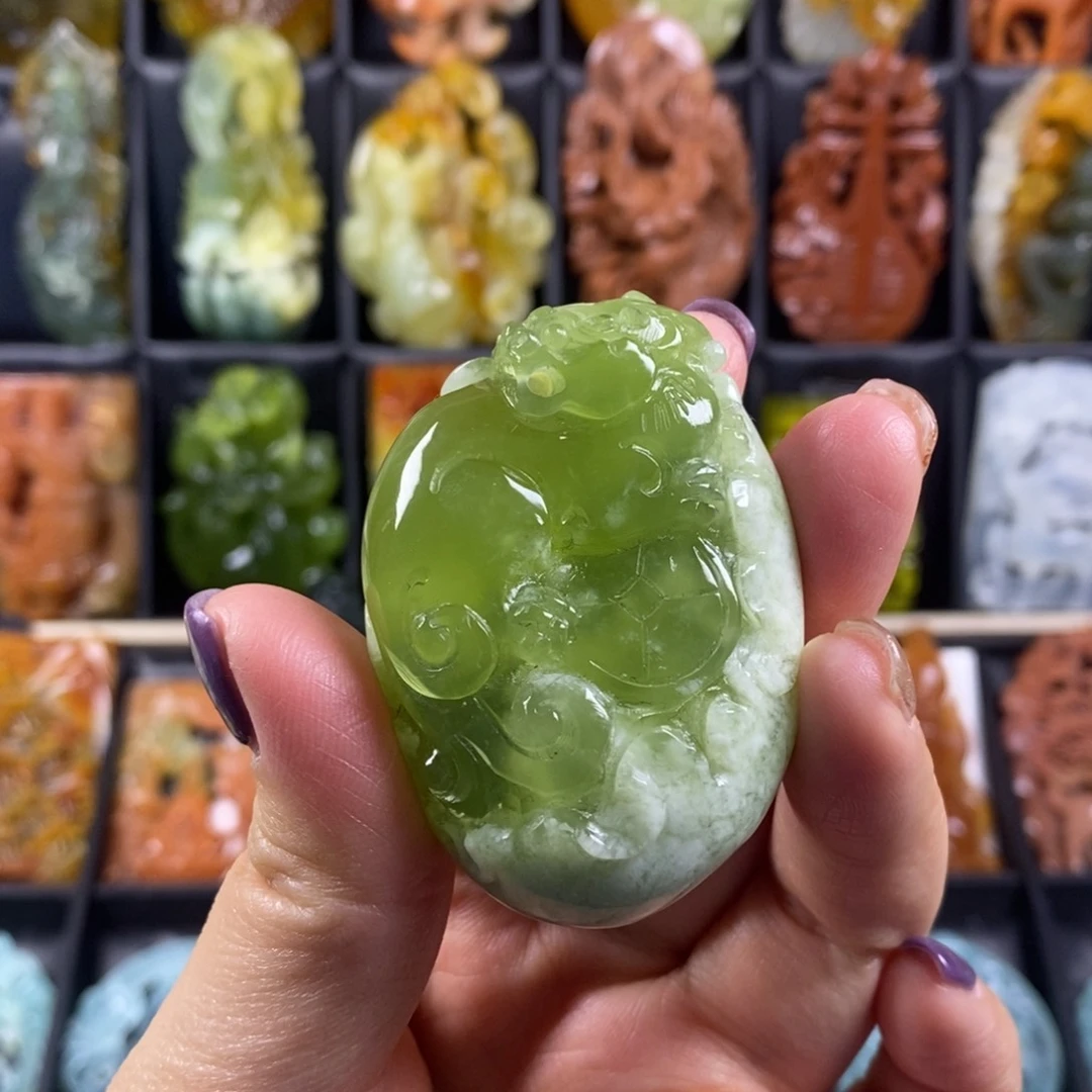 蛇纹石玉颈饰合金