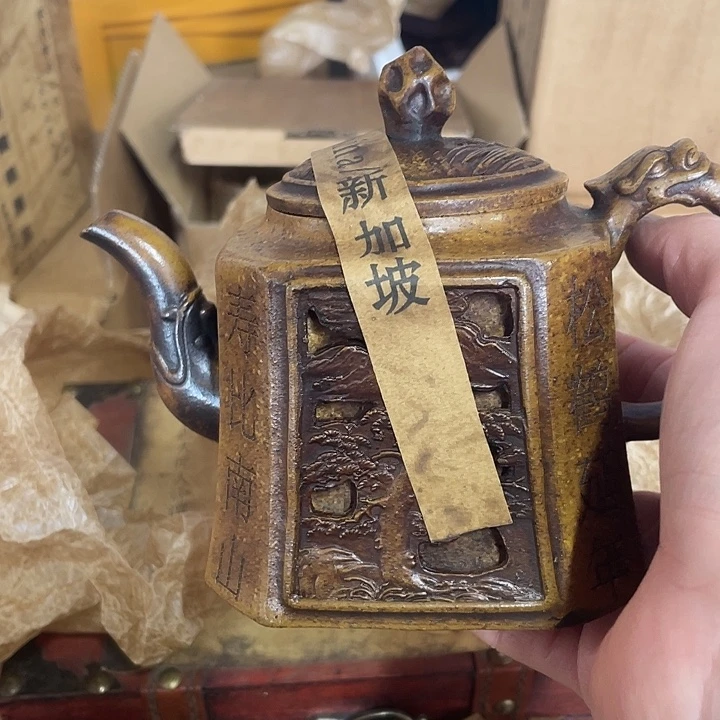 紫砂茶壶矿泥料手工制作的一把紫砂壶。
