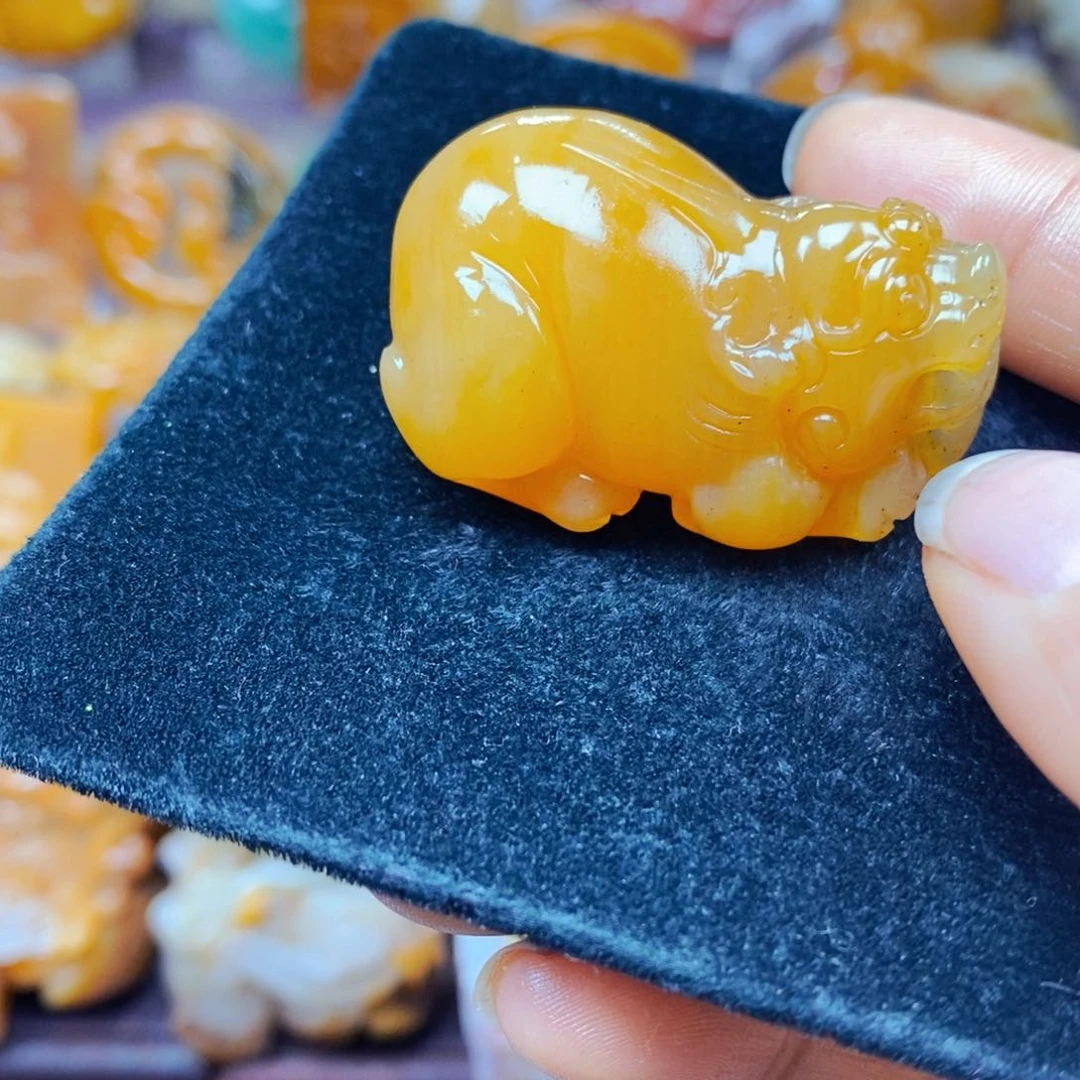 未镶嵌石英质玉（黄龙玉）颈饰