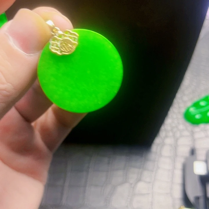 颈饰18K金镶嵌翡翠
