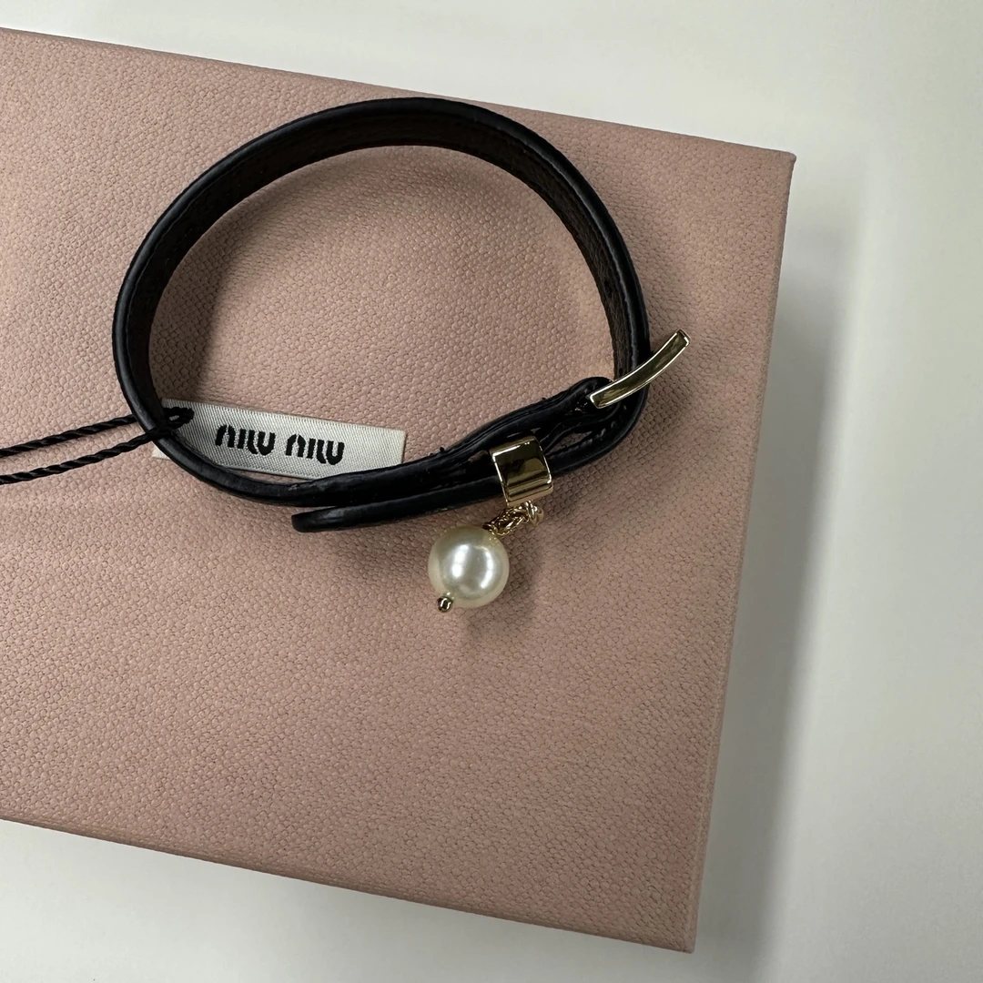 未使用 MIU MIU/缪缪 Miumiu女士黑色皮手环159261