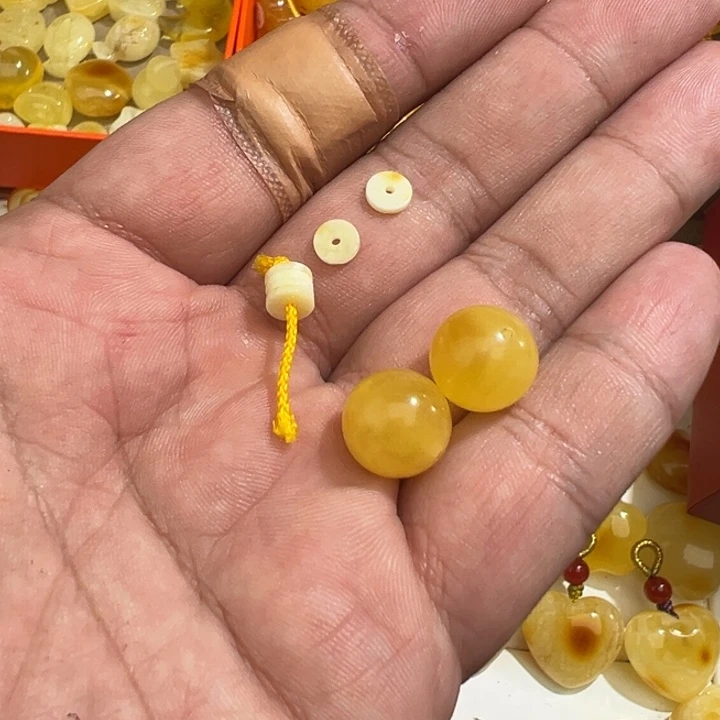 琥珀裸石未镶嵌会*两个珠子，6隔片