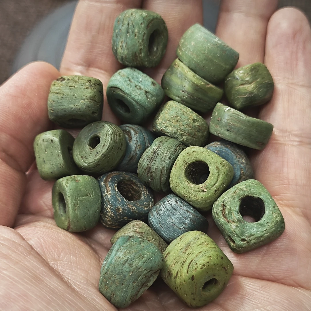 图中一颗.单颗约18世纪希伯伦珠琉璃单珠