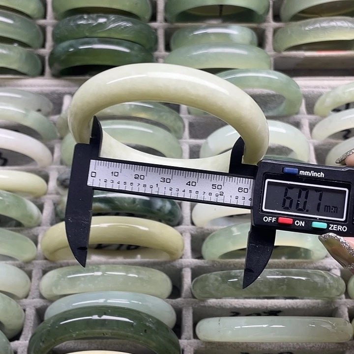 蛇纹石玉未镶嵌手镯302