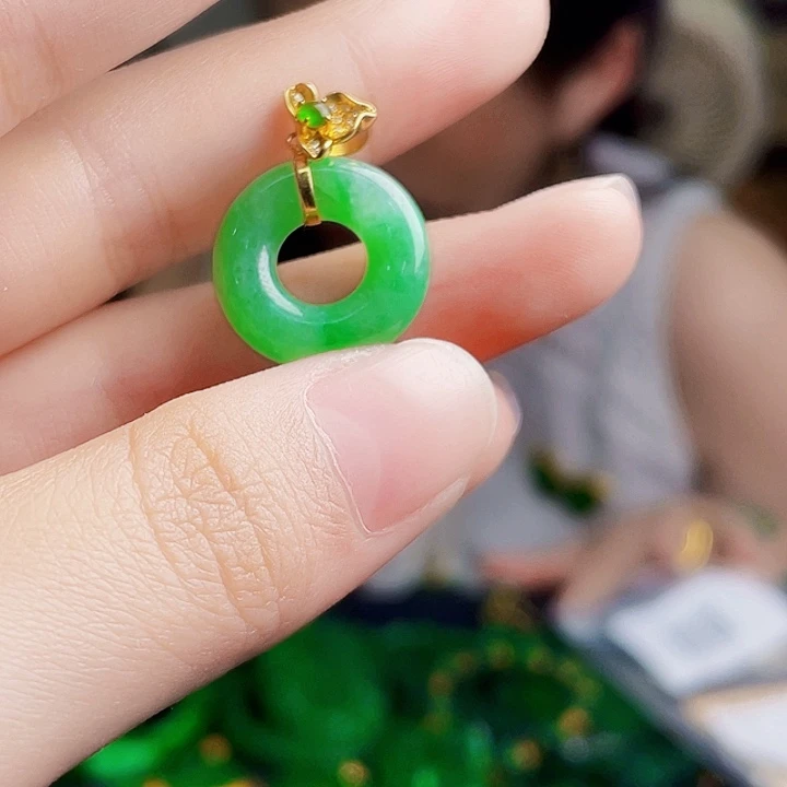 翡翠18K金镶嵌颈饰多样性