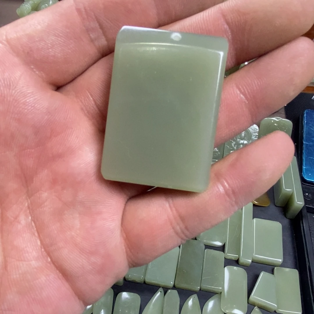 颈饰未镶嵌和田玉方*K04