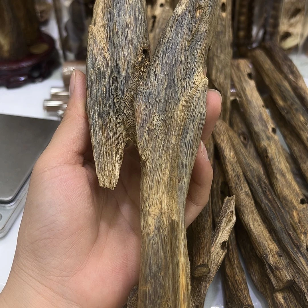 沉香摆件带底座老虫漏1个