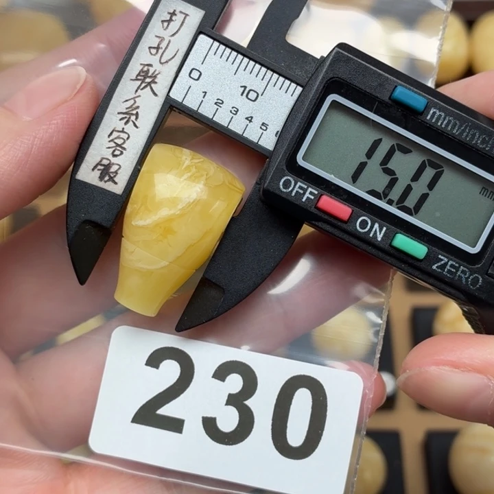 好***陈裸石蜜蜡未镶嵌蜜蜡