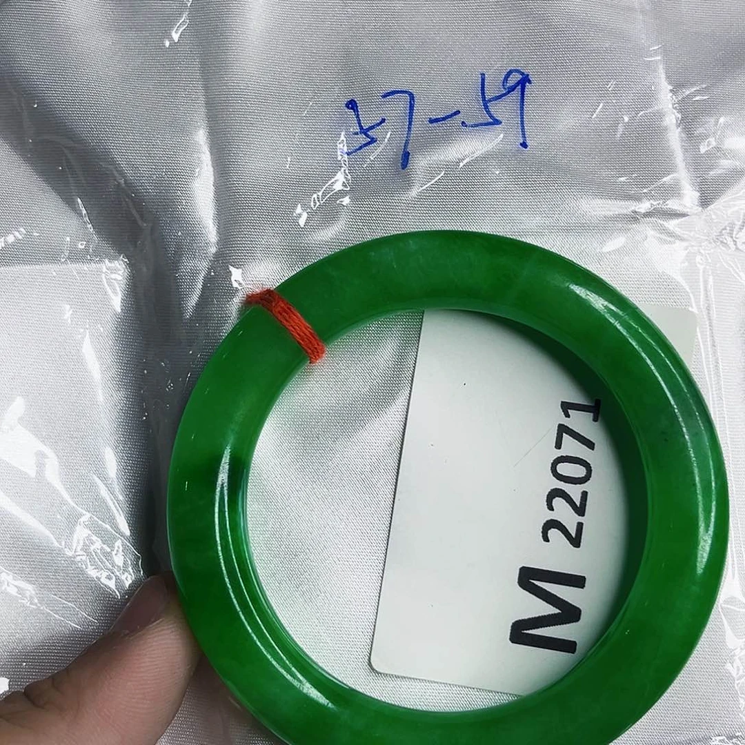 翡翠手镯未镶嵌微瑕