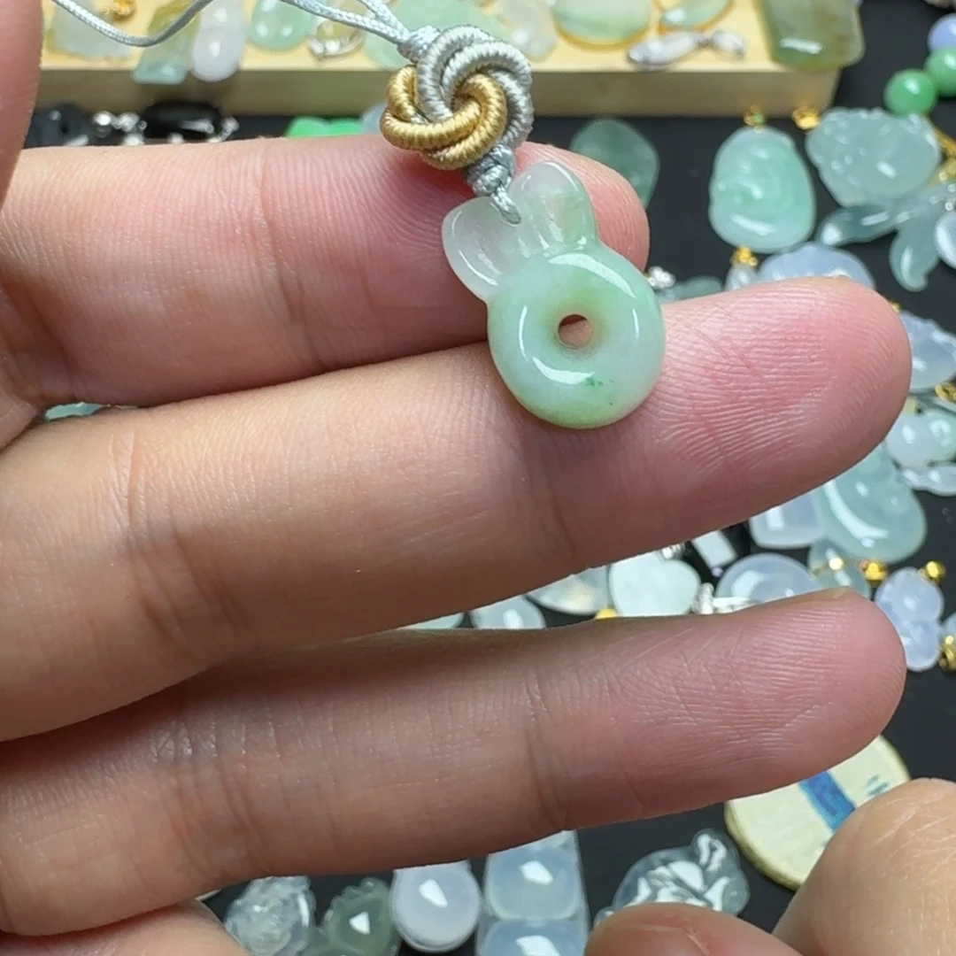 翡翠18K金镶嵌颈饰小兔耳