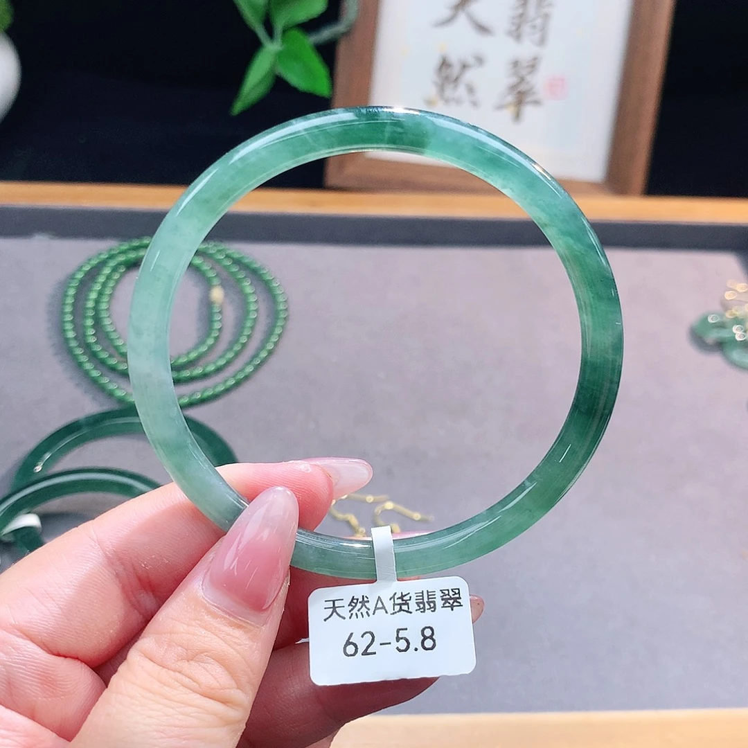 未镶嵌手镯（圆镯）翡翠