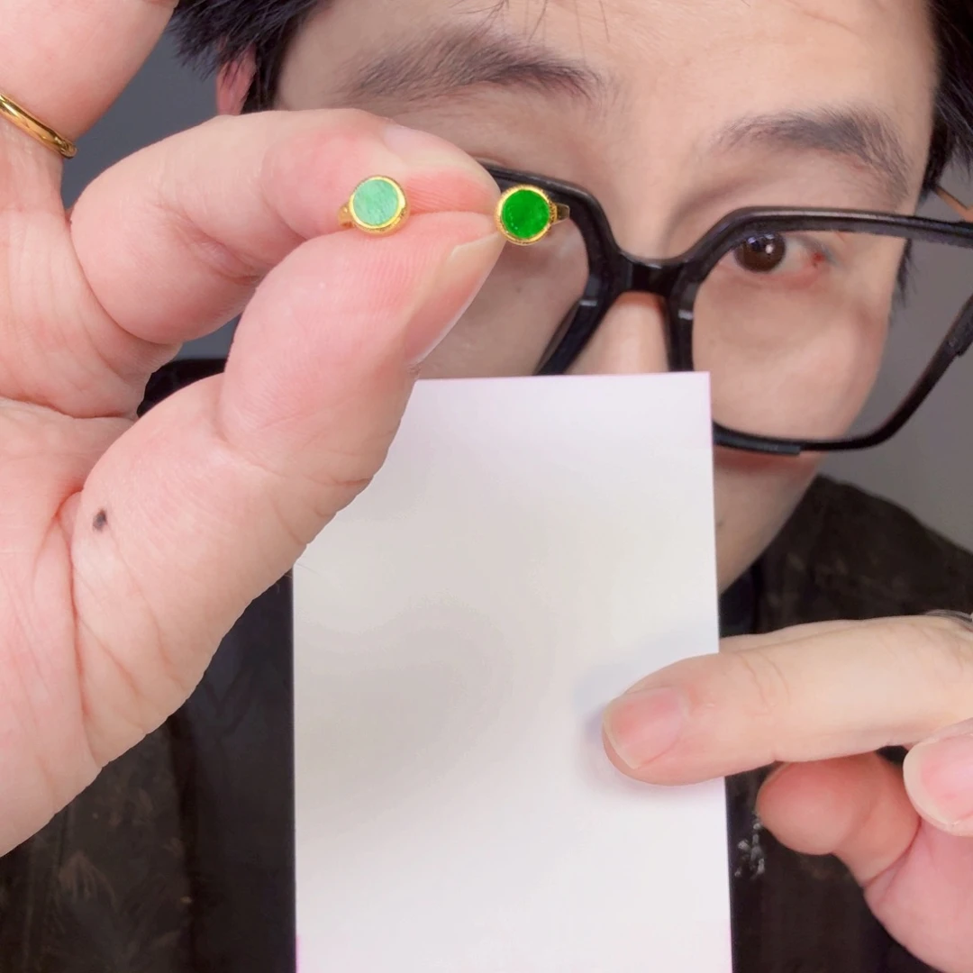 翡翠未镶嵌颈饰一对