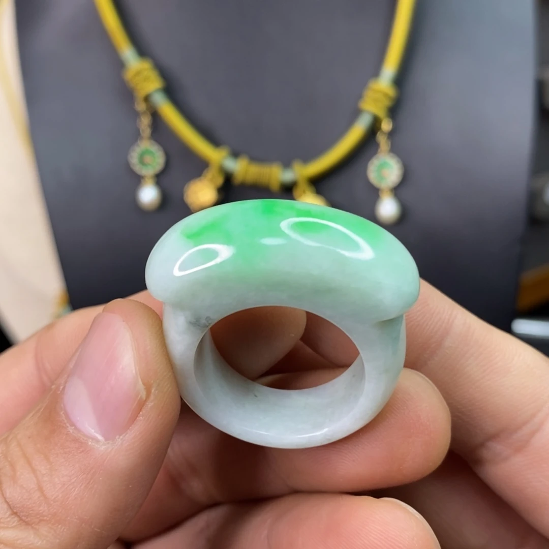 颈饰未镶嵌翡翠戒指