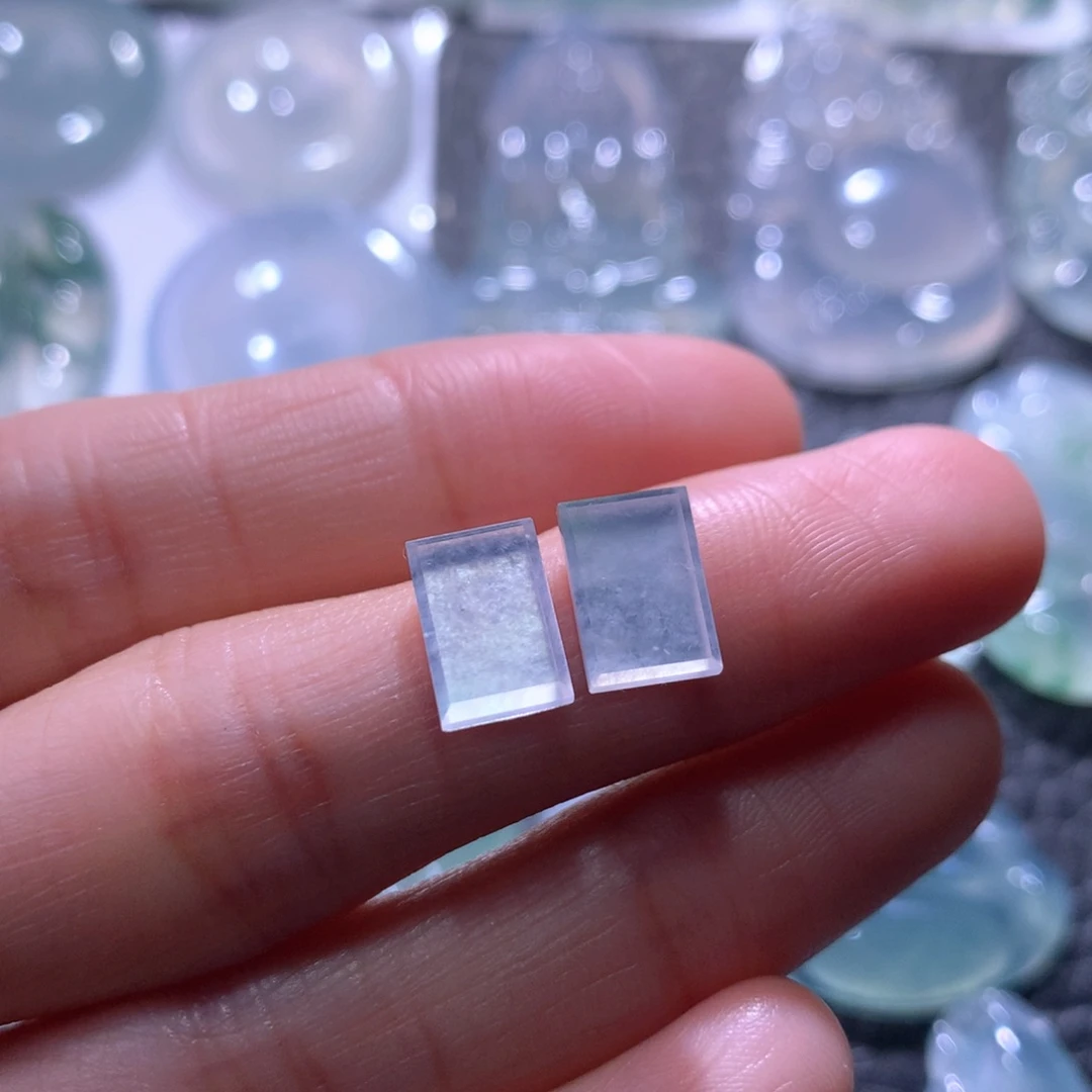 翡翠未镶嵌颈饰一对