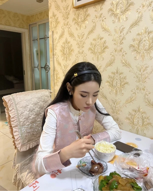 新年战袍新中式国风粉色马甲圆领盘扣丝缎提花加薄棉套装