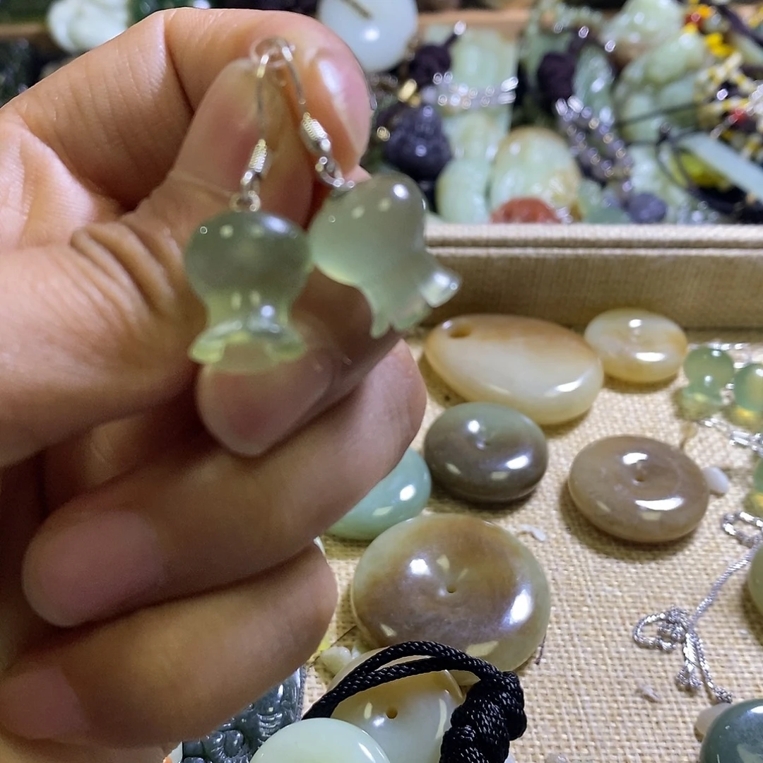 岫玉未镶嵌耳环一对