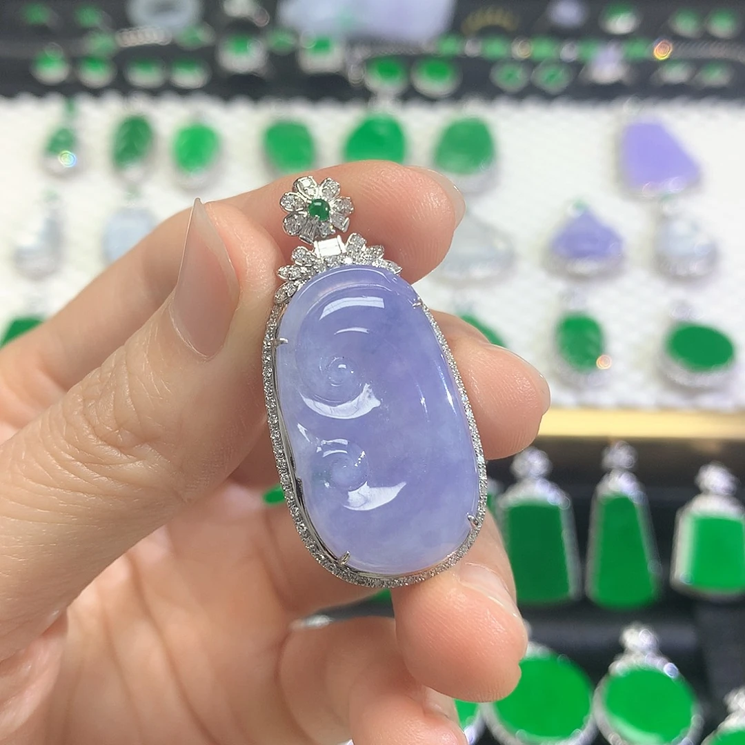 颈饰18K金镶嵌翡翠吊坠