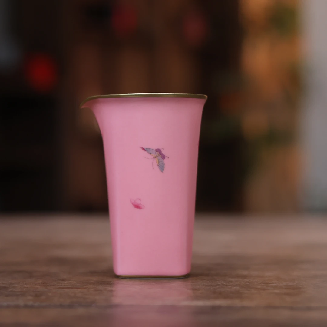 【悦生活】樱粉-华隐堂-描金蝴蝶公道杯-180ml(华隐S1167)