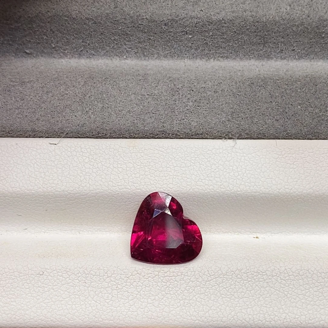 碧玺裸石未镶嵌4.685克拉天然卢比来碧玺