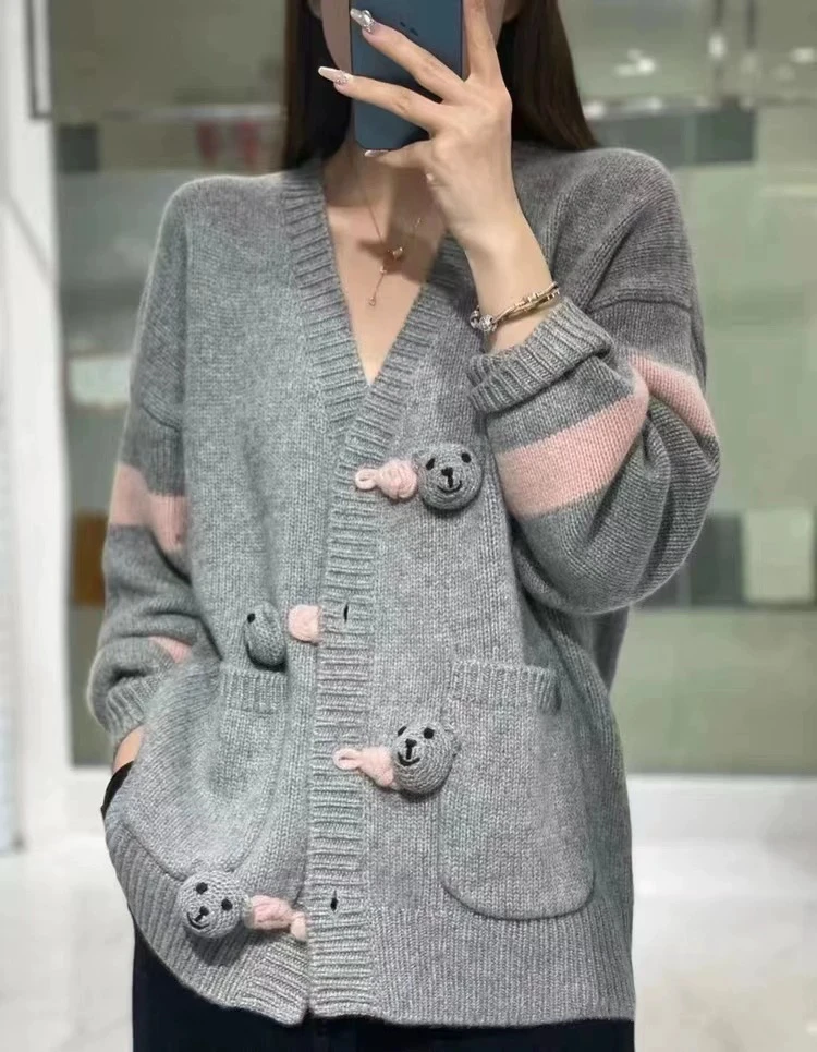 7543女V领拼色立体小熊针织外套宽松慵懒风带兜毛衣