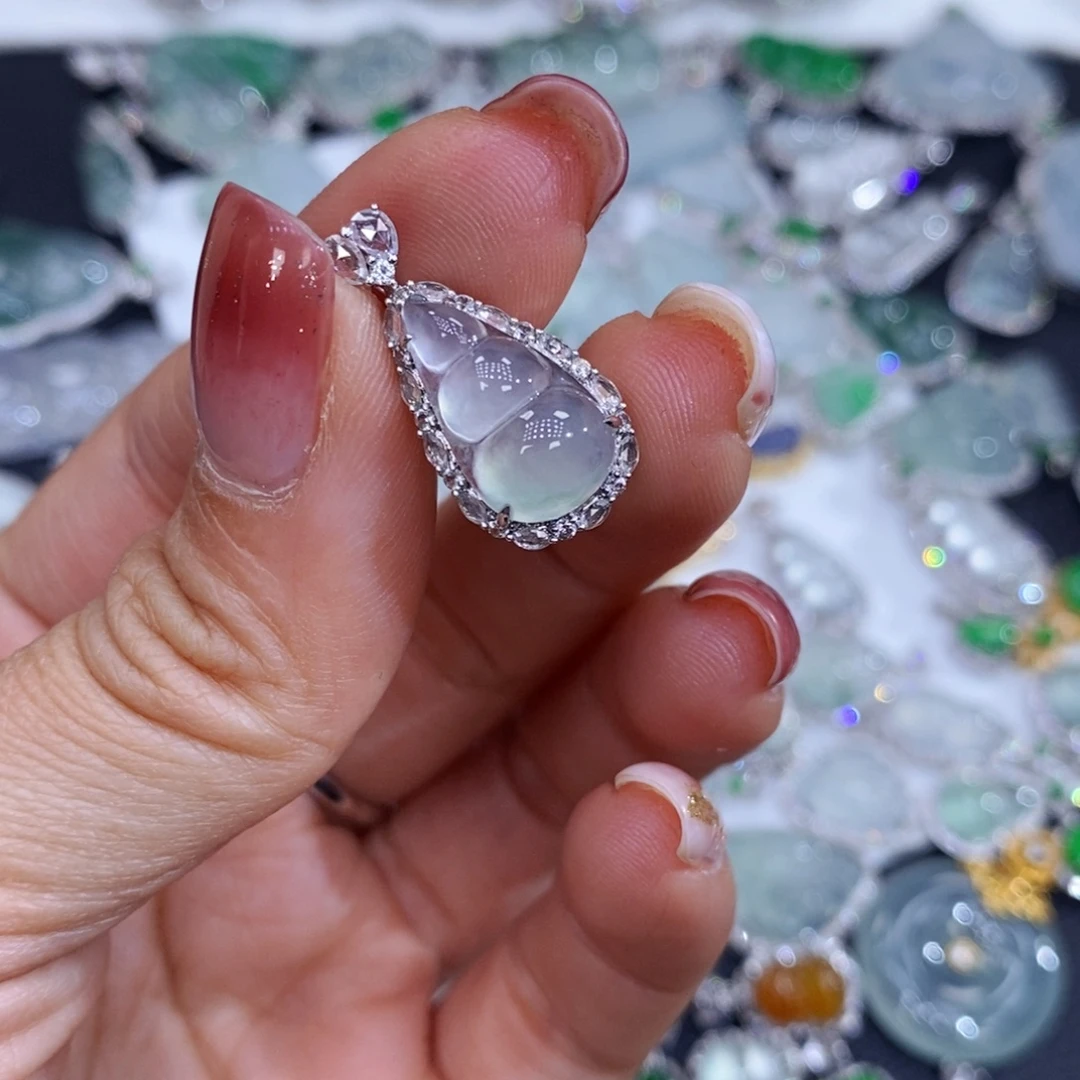 翡翠18K金镶嵌颈饰