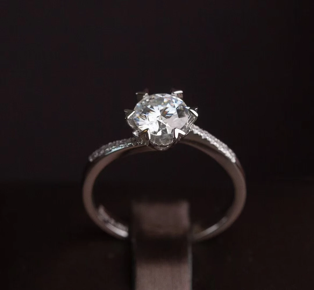 中非轻奢   微镶扭臂女戒 0.5ct  高端轻奢定制