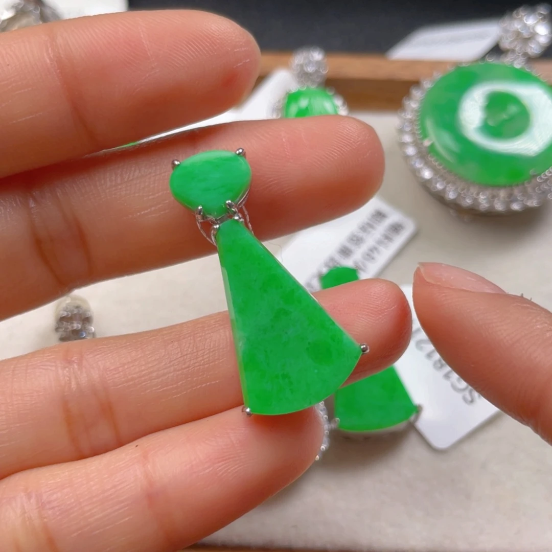 翡翠颈饰银S925镶嵌翡翠