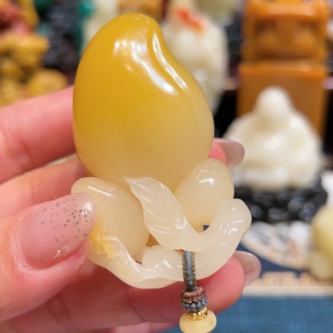 寿山石印石孙**。寿山结晶黄芙蓉