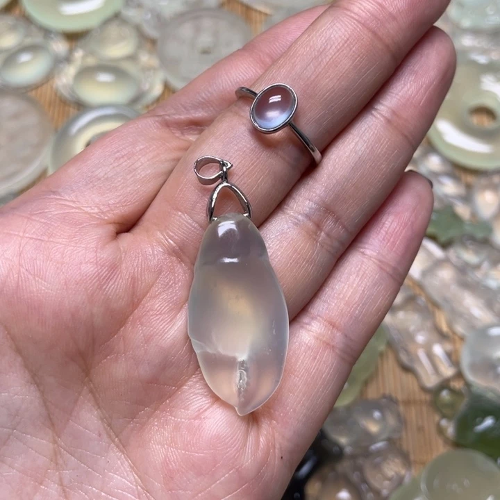 蛇纹石玉颈饰未镶嵌胡***米