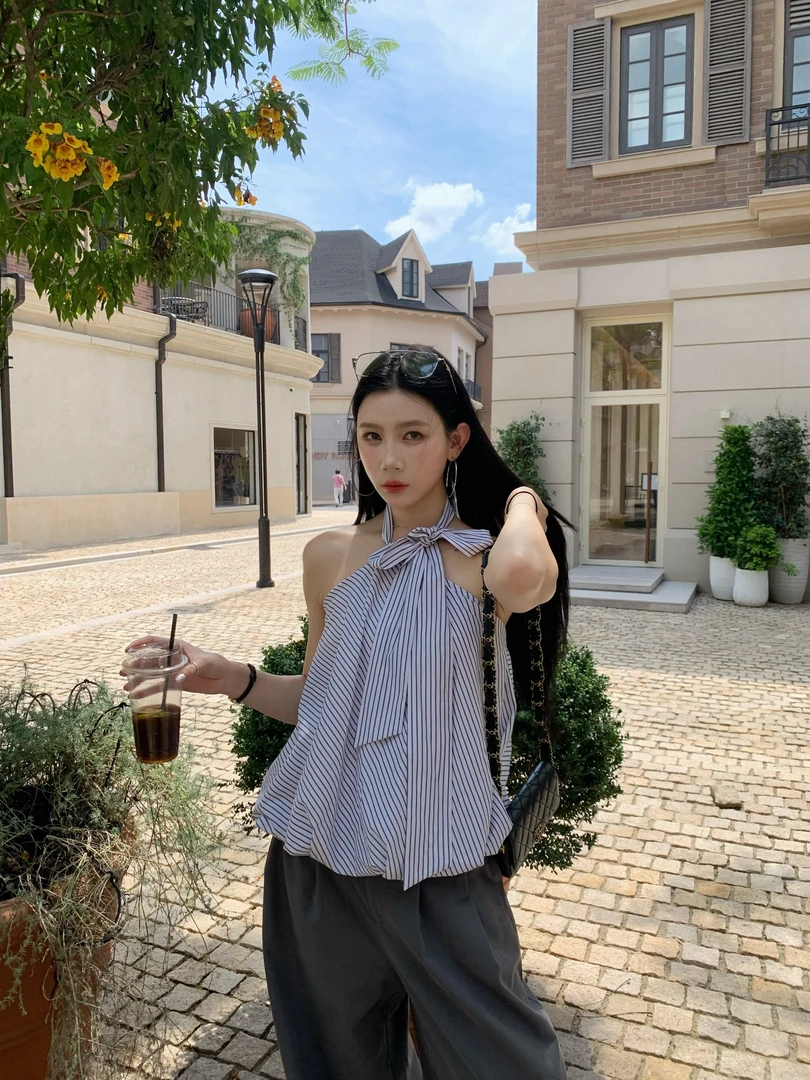 70不是七十【自洽简括】夏季经典气质条纹挂脖宽松花苞上衣