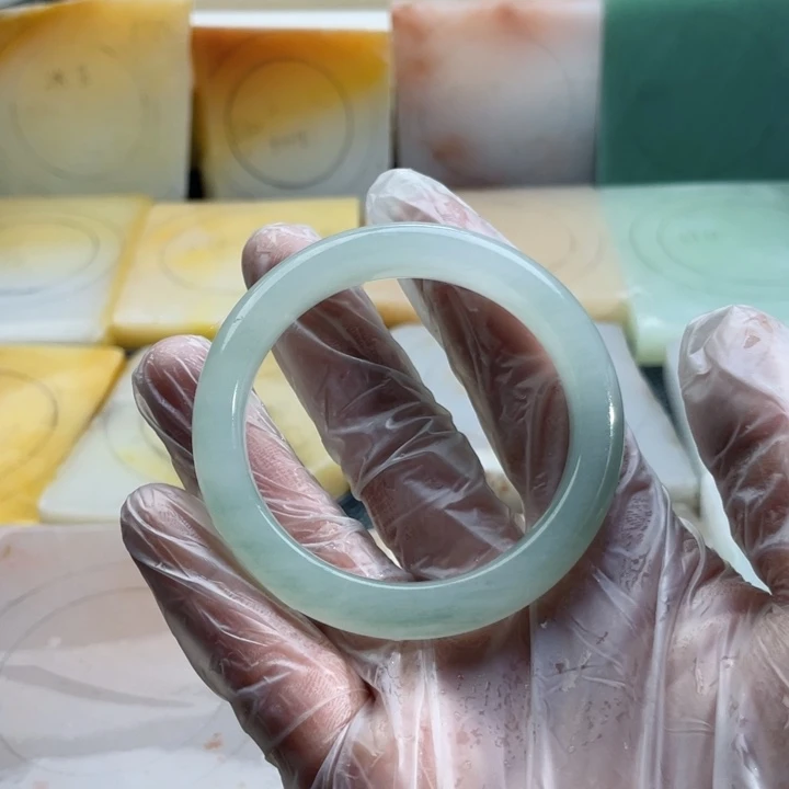 石英质玉手镯未镶嵌极****?