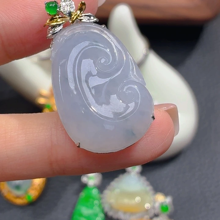 颈饰18K金镶嵌翡翠
