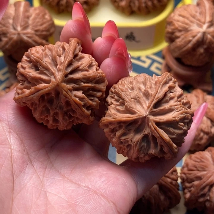 文玩核桃把件苹果圆三棱 40