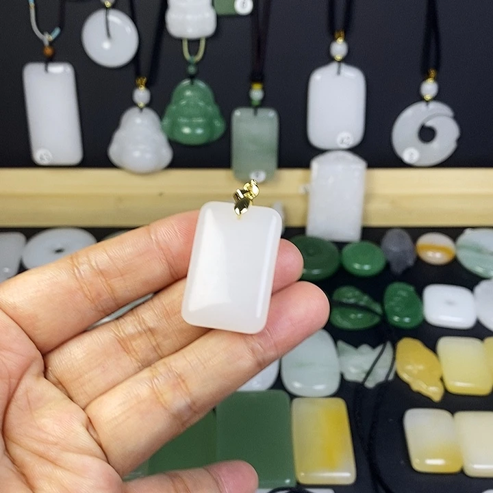 听***禅石英质玉（金丝玉）未镶嵌颈饰