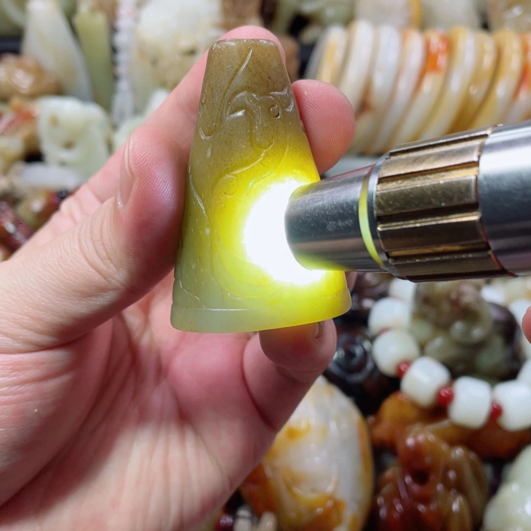 和田玉未镶嵌把件