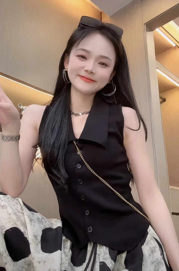 【秀宝女装】设计感排扣修身无袖针织T恤XB4199