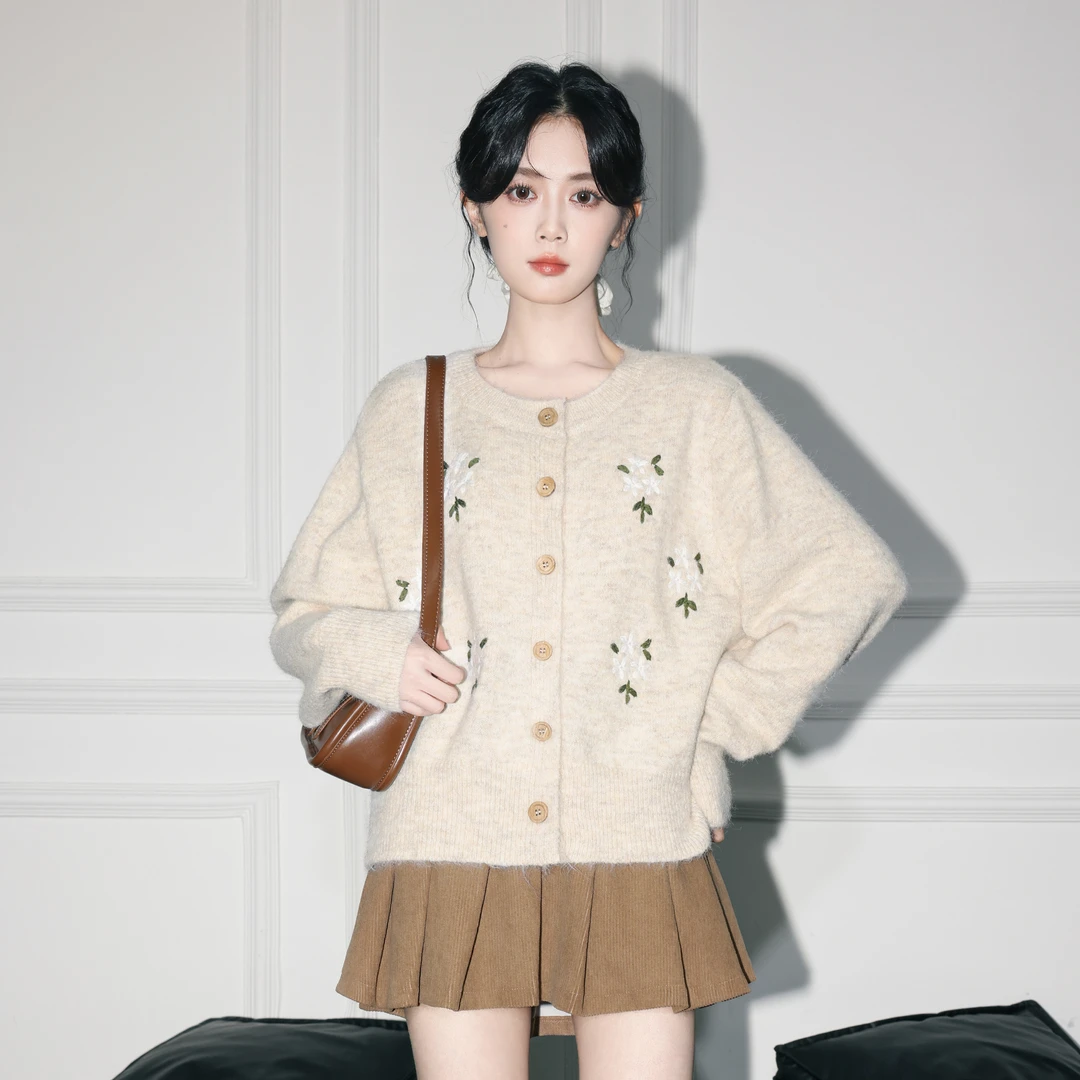 杏色圆领毛衣外套女秋季2025春秋新款温柔风刺绣钩花针织开衫上衣